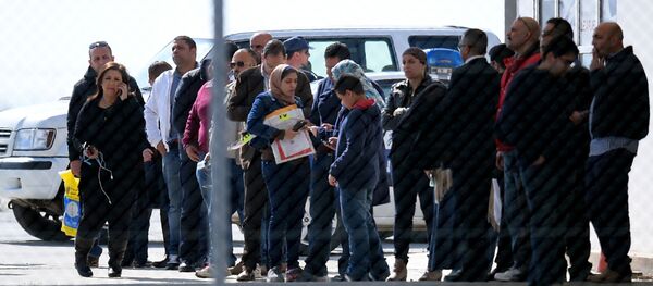 Hành khách được giải cứu khỏi chiếc máy bay bị bắt cóc tại sân bay Larnaca - Sputnik Việt Nam