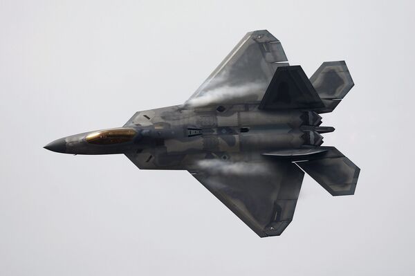 Máy bay chiến đấu F-22 Raptor của không quân Mỹ tại lễ khai mạc triển lãm thiết bị quân sự và hàng không vũ trụ quốc tế ở Santiago  - Sputnik Việt Nam