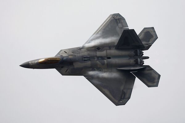 Máy bay chiến đấu F-22 Raptor của không quân Mỹ tại lễ khai mạc triển lãm thiết bị quân sự và hàng không vũ trụ quốc tế ở Santiago - Sputnik Việt Nam