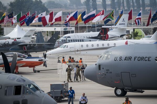 Hơn 500 công ty nước ngoài từ 42 quốc gia tham gia Triển lãm hàng không vũ trụ quốc tế FIDAE 2016. - Sputnik Việt Nam