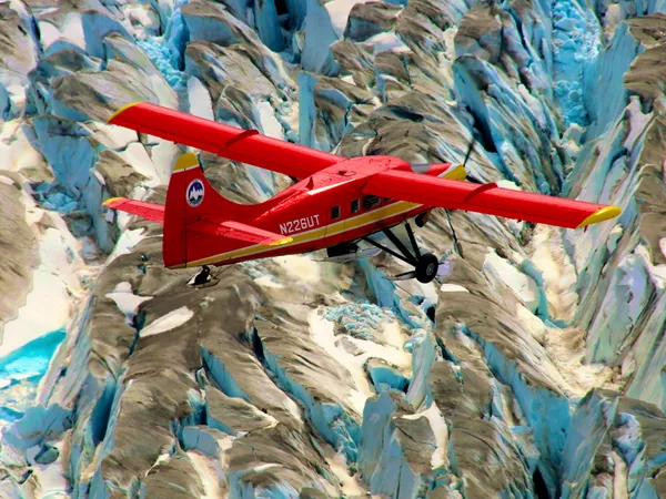 Máy bay trên nền sông băng Alaska Máy bay trên nền sông băng Alaska - Sputnik Việt Nam