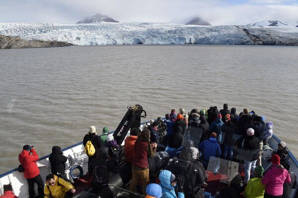 Người xem sông băng trên đảo Spitsbergen - Sputnik Việt Nam