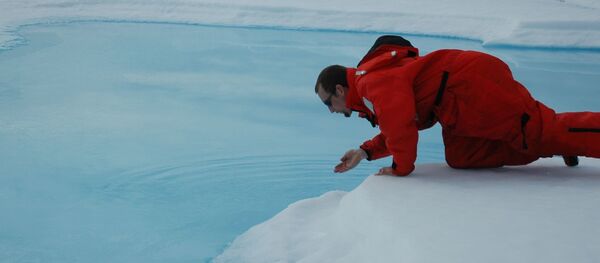 Nhà khoa học lấy mẫu nước ở Bắc Cực Nhà khoa học lấy mẫu nước ở Bắc Cực - Sputnik Việt Nam