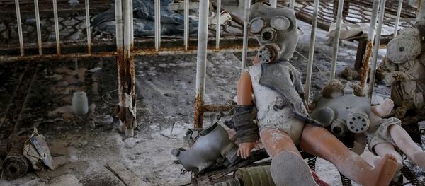 Búp bê trong mặt nạ chống khí độc tại Pripyat đổ nát Búp bê trong mặt nạ chống khí độc tại Pripyat đổ nát - Sputnik Việt Nam