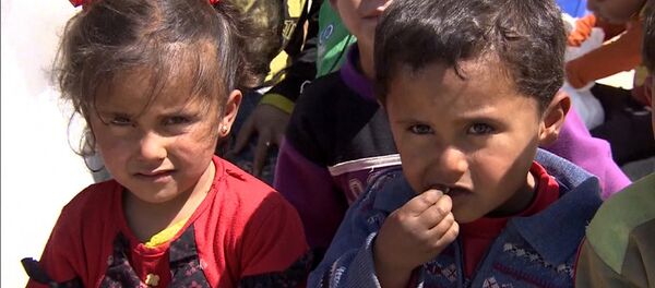 Cư dân và trẻ em Aleppo nhận gói cứu trợ nhân đạo từ binh sĩ Nga - Sputnik Việt Nam