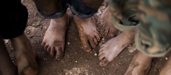 Trẻ em Syria đi chân đất trong trại tị nạn gần tỉnh Idlib, Syria - Sputnik Việt Nam