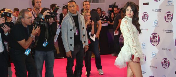 Nữ diễn viên người Mỹ và ca sĩ Selena Gomez xuất hiện trong danh sách với vai ngôi sao thảm đỏ gợi cảm nhất. Nữ diễn viên người Mỹ và ca sĩ Selena Gomez xuất hiện trong danh sách với vai ngôi sao thảm đỏ gợi cảm nhất. - Sputnik Việt Nam