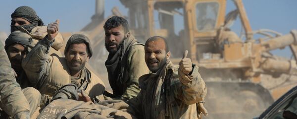 Binh sĩ quân đội Syria và dân quân ở ngoại ô thành phố Al-Qaryatayn, Syria Binh sĩ quân đội Syria và dân quân ở ngoại ô thành phố Al-Qaryatayn, Syria - Sputnik Việt Nam