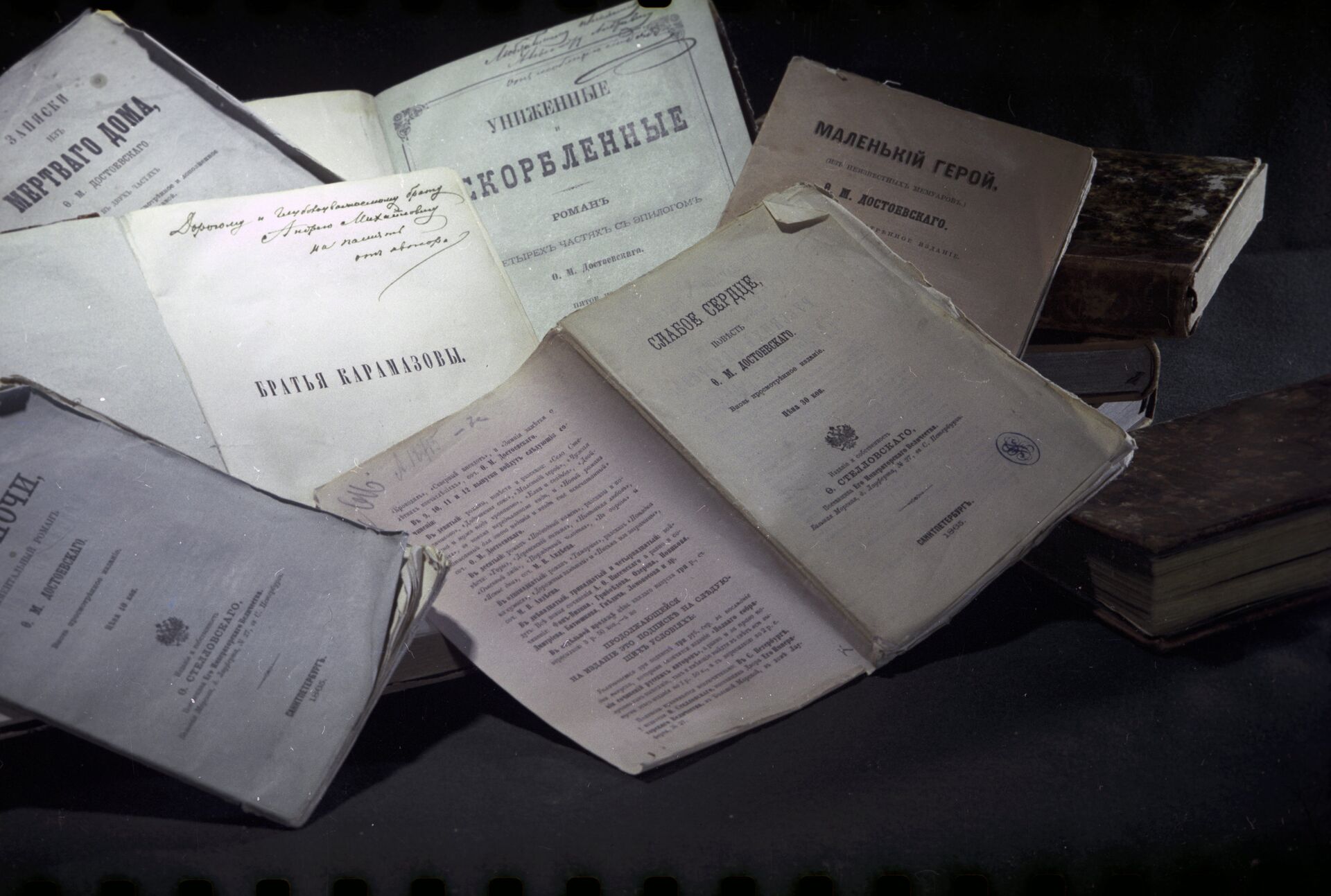 Quyển sách của nhà văn Dostoevsky - Sputnik Việt Nam, 1920, 11.11.2021