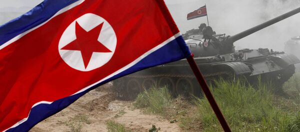 Cờ Bắc Triều Tiên đang bay trong cuộc tập trận quân sự ở Bắc Triều Tiên Cờ Bắc Triều Tiên đang bay trong cuộc tập trận quân sự ở Bắc Triều Tiên - Sputnik Việt Nam