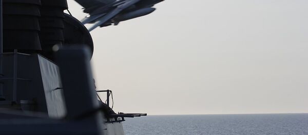 Su-24 bay gần tàu khu trục ở độ cao thấp - Sputnik Việt Nam