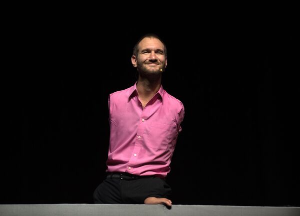 Văn sĩ  kiêm nhà từ thiện Nick Vujicic ở Sochi - Sputnik Việt Nam