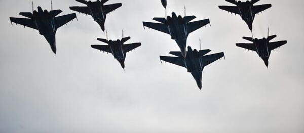 MiG-29 và Su-27 của Không quân Nga tập luyện chuẩn bị cho duyệt binh kỉ niệm lần thứ 71 Chiến thắng trong Chiến tranh Vệ quốc Vĩ đại, - thao trường  Alabino ngoại ô Matxcơva. - Sputnik Việt Nam