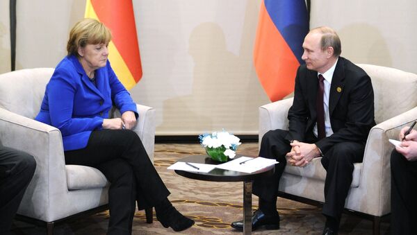 Tổng thống Nga Vladimir Putin và Thủ tướng Đức Angela Merkel - Sputnik Việt Nam