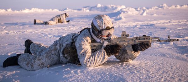 Binh sĩ đơn vị đặc nhiệm  của Bộ Nội vụ Cộng hòa Chechnya trong cuộc tập luyện ở vùng Bắc Cực - Sputnik Việt Nam