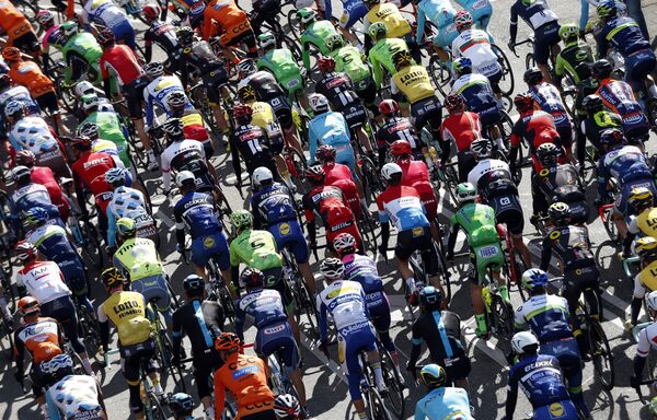 Những người dự đua xe đạp Amstel Gold Race tại thành phố Maastricht, Hà Lan - Sputnik Việt Nam