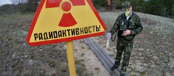 Nhân viên Vườn sinh thái và phóng xạ quốc gia Pelessky đo mức độ bức xạ tại khu vực khảo sát Masai - Sputnik Việt Nam