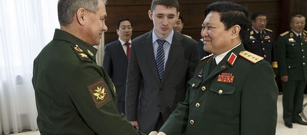 Bộ trưởng Quốc phòng Nga Sergei Shoigu gặp với Bộ trướng quốc phòng Việt Nam Ngô Xuân Lịch - Sputnik Việt Nam