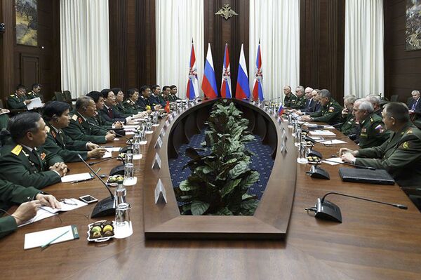 Bộ trưởng Quốc phòng Nga Sergei Shoigu gặp Bộ trướng quốc phòng Việt Nam Ngô Xuân Lịch - Sputnik Việt Nam