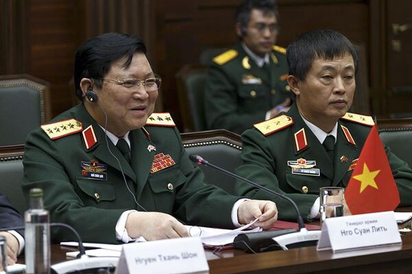 Bộ trướng quốc phòng Việt Nam Ngô Xuân Lịch tại cuộc gặp Bộ trưởng Quốc phòng Nga Sergei Shoigu. - Sputnik Việt Nam