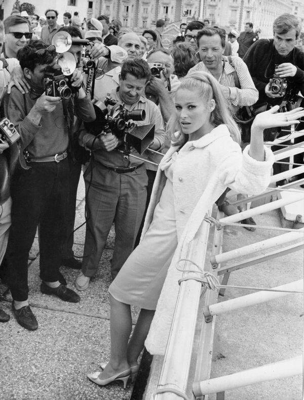 Nữ diễn viên Ursula Andress trên đại lộ Croisette ở Cannes - Sputnik Việt Nam