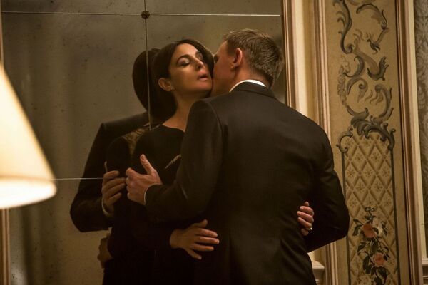 Monica Bellucci trong phim 007: Spectrum, đã trở thành nữ diễn viên nhiều tuổi nhất vào vai người tình của Bond. - Sputnik Việt Nam