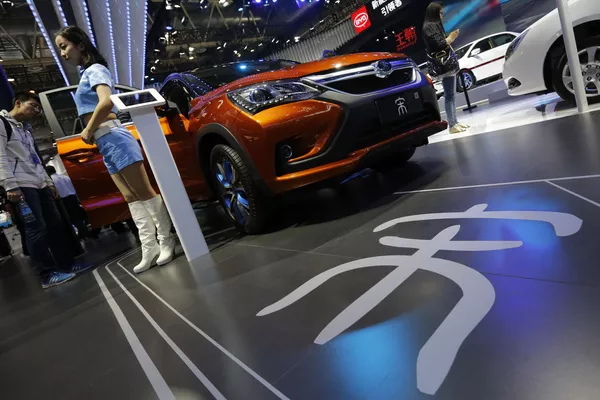 Người mẫu giới thiệu xe hơi BYD Song SUV tại Triển lãm xe hơi Bắc Kinh Người mẫu giới thiệu xe hơi BYD Song SUV tại Triển lãm xe hơi Bắc Kinh - Sputnik Việt Nam