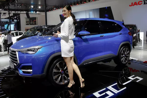 Người mẫu tạo dáng với JAC SC5 tại Triển lãm xe hơi Bắc Kinh Người mẫu tạo dáng với JAC SC5 tại Triển lãm xe hơi Bắc Kinh - Sputnik Việt Nam