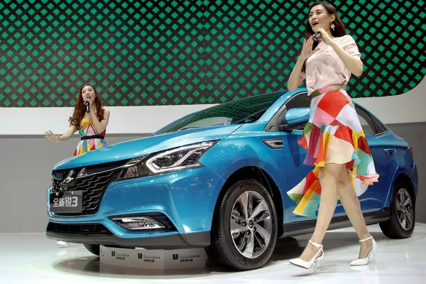 Các cô gái với màn giới thiệu xe LUXGEN S3 sedan tại Triển lãm xe hơi Bắc Kinh Các cô gái với màn giới thiệu xe LUXGEN S3 sedan tại Triển lãm xe hơi Bắc Kinh - Sputnik Việt Nam