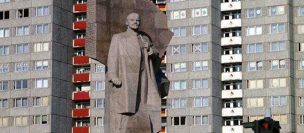 tượng đài Vladimir Lenin cao 19 mét trên quảng trường mang tên Lenin ở Đông Berlin (1967-1991) - Sputnik Việt Nam