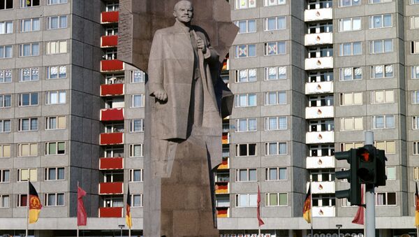 tượng đài Vladimir Lenin cao 19 mét trên quảng trường mang tên Lenin ở Đông Berlin (1967-1991) - Sputnik Việt Nam