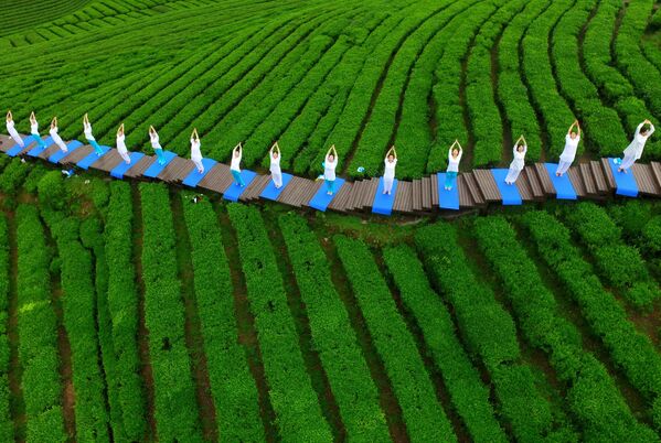 Lớp học yoga tại quận Enshi, Trung Quốc - Sputnik Việt Nam