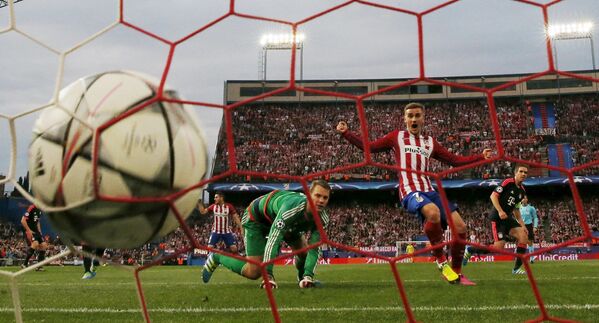 Một bàn thắng trong trận đấu bóng đá Atletico - Bavaria - Sputnik Việt Nam