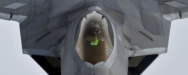 Chiến đấu cơ F-22 Raptor  của Mỹ tiến hành tiếp nhiên liệu trên không trung - Sputnik Việt Nam