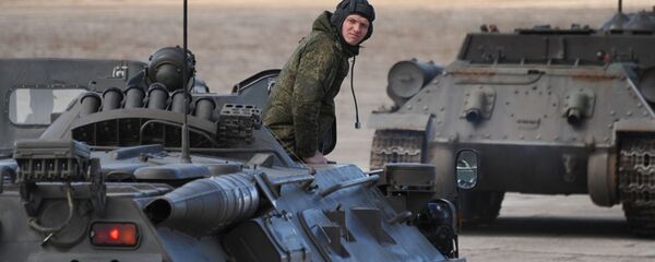 Một chiến sĩ của Quân khu Đông trong buổi diễn tập diễu binh Chiến thắng tại sân bay Kashtak trong vùng Ngoại Baikal - Sputnik Việt Nam