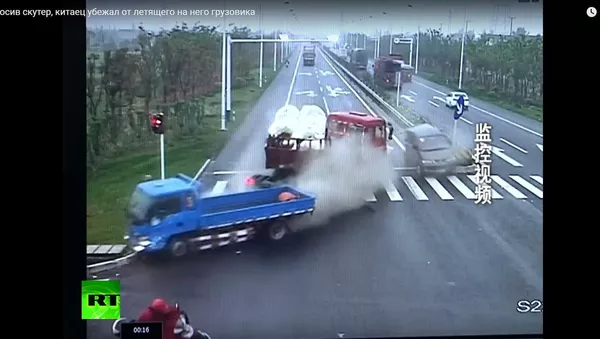 Một người Trung Quốc chạy khỏi chiếc xe tải đang đuổi theo ông ta - Sputnik Việt Nam