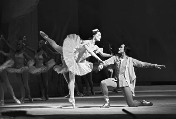 Năm 1943 Plisetskaya tốt nghiệp trường Nghệ thuật vũ đạo Matxcơva và được nhận vào nhóm múa của Nhà hát Bolshoi. Năm 1943 Plisetskaya tốt nghiệp trường Nghệ thuật vũ đạo Matxcơva và được nhận vào nhóm múa của Nhà hát Bolshoi. - Sputnik Việt Nam
