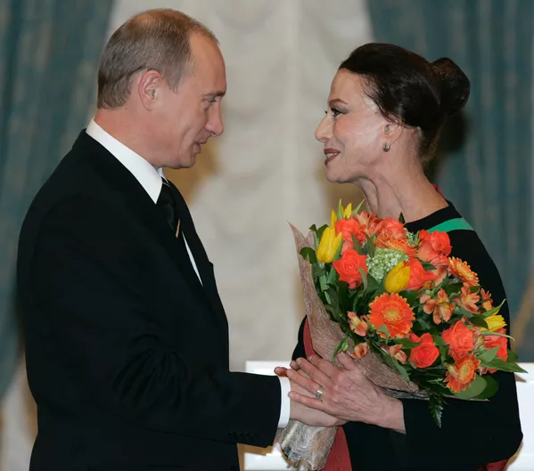 Tổng thống Nga Vladimir Putin đã trao tặng Huân chương Vì công lao với Tổ quốc” hạng Nhất cho nữ nghệ sĩ Maya Plisetskaya. Tổng thống Nga Vladimir Putin đã trao tặng Huân chương Vì công lao với Tổ quốc” hạng Nhất cho nữ nghệ sĩ Maya Plisetskaya. - Sputnik Việt Nam