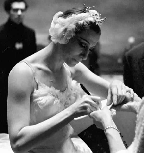 Hoạt cảnh Odette-Odile trong vở ballet Hồ thiên nga” đã trở thành một trong những thành công sáng tạo đỉnh cao rực rỡ nhất trong tiểu sử nghệ thuật của Maya Plisetskaya. Hoạt cảnh Odette-Odile trong vở ballet Hồ thiên nga” đã trở thành một trong những thành công sáng tạo đỉnh cao rực rỡ nhất trong tiểu sử nghệ thuật của Maya Plisetskaya. - Sputnik Việt Nam