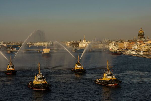 Tiết mục Điệu valse  của tàu kéo” trong Lễ hội tàu phá băng trên sông Neva ở St Petersburg. - Sputnik Việt Nam