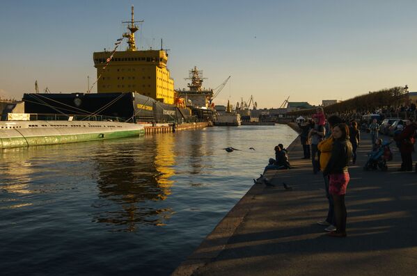 Thăm tàu phá băng “Trung úy Schmidt” trong Lễ hội trên sông Neva ở St Petersburg. Tiếp sau là  tàu  Thuyền trưởng Sorokin và tàu phá băng St. Petersburg. - Sputnik Việt Nam