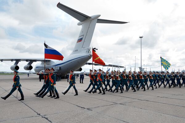 Tại sân bay quân sự Chkalovsky ở ngoại ô Moskva đã tiến hành lễ tiễn đưa chiếc quan tài với thi hài người sĩ quan về quê nhà Tại sân bay quân sự Chkalovsky ở ngoại ô Moskva đã tiến hành lễ tiễn đưa chiếc quan tài với thi hài người sĩ quan về quê nhà - Sputnik Việt Nam