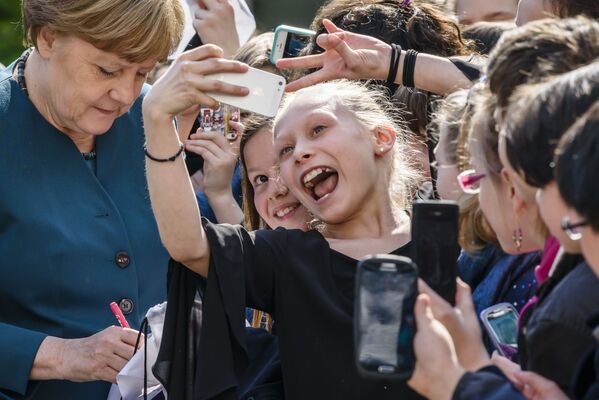 Nữ sinh chụp ảnh “tự sướng” cùng với bà Angela Merkel tại Berlin - Sputnik Việt Nam