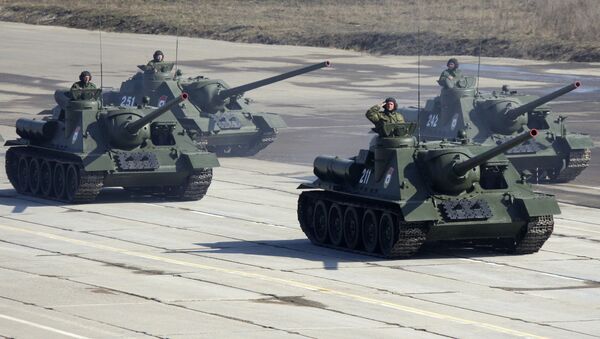 Самоходные установки СУ-100 во время тренировки военного парада на полигоне в Алабино - Sputnik Việt Nam