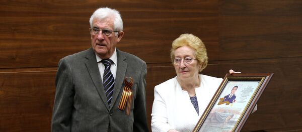 Ông bà Magué trao tặng phần thưởng cho gia đình sĩ quan Anh hùng Nga Alexandr Prokhorenko Ông bà Magué trao tặng phần thưởng cho gia đình sĩ quan Anh hùng Nga Alexandr Prokhorenko - Sputnik Việt Nam