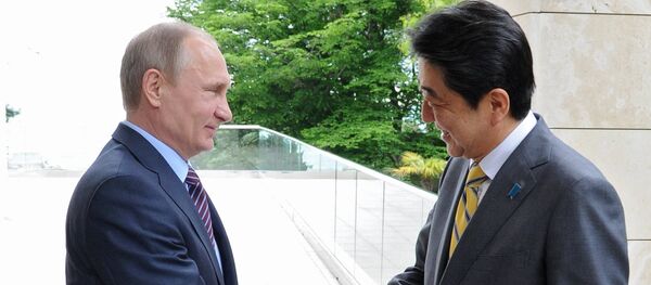 Tổng thống Nga Vladimir Putin gặp Thủ tướng Nhật Bản Shinzo Abe  tại Sochi - Sputnik Việt Nam
