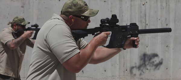 Người Mỹ bắn thử súng máy tại triển lãm quân sự Người Mỹ bắn thử súng máy tại triển lãm quân sự - Sputnik Việt Nam