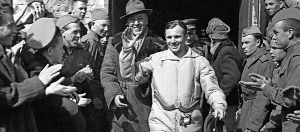 Phi hành gia Liên Xô Yuri Gagarin sau khi hạ cánh - Sputnik Việt Nam