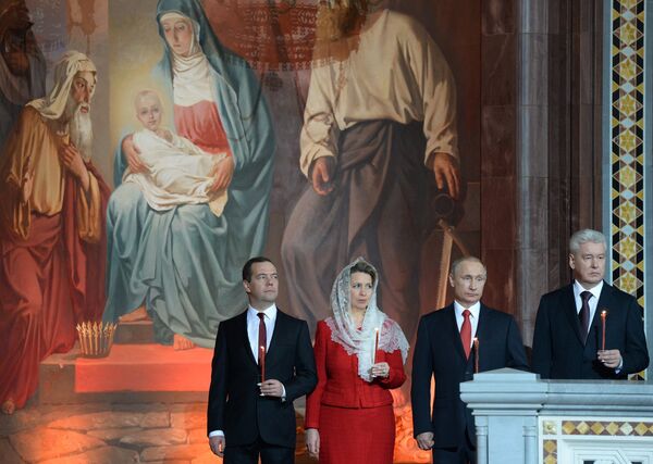 Tổng thống Nga Vladimir,Thủ tướng Dmitry Medvedev cùng phu nhân Svetlana và Thị trưởng Matxcơva  Sergei Sobyanin  tại lễ Phục Sinh trong nhà thờ Chúa Cứu Thế. - Sputnik Việt Nam