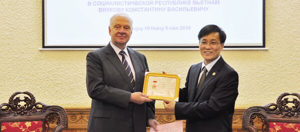 Đại sứ Nga tại Việt Nam K.V.Vnukov được trao tặng Kỷ niệm chương Vì sự nghiệp Tư pháp - Sputnik Việt Nam